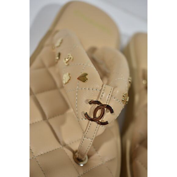Chanel 23P Beige Quilted Charms Padded Pool Thong Logo Mule Slide Flat Sandal 38 - Picture 7 of 12